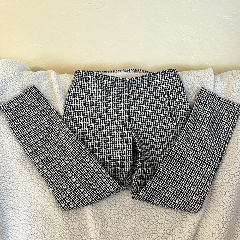 Chicos Juliet stretch ankle pants in black and white mod pattern.  Size 4R